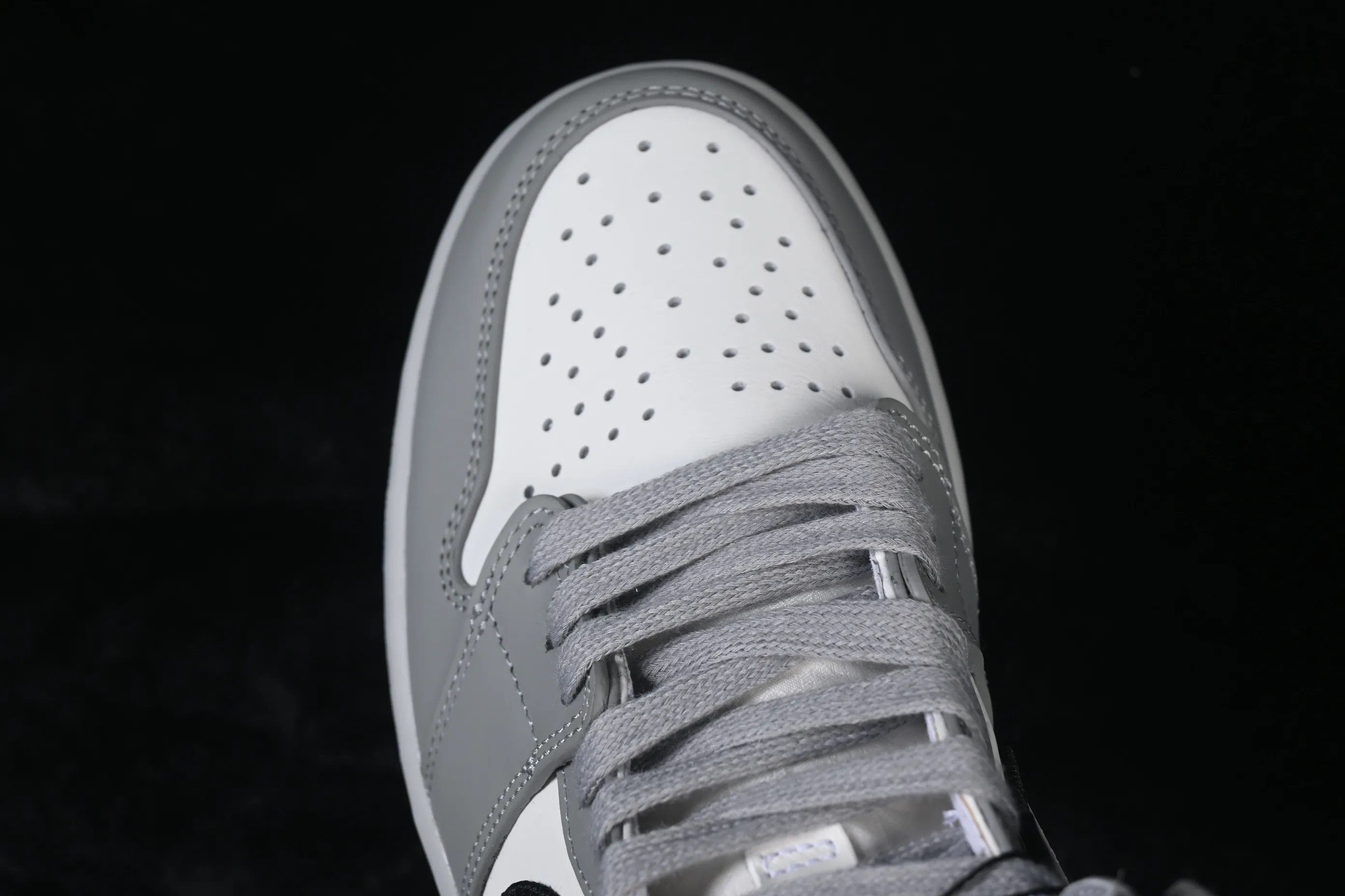 All categories Air Jordan Jordan series basketball shoes Air Jordan 1 High Dior x Air Jordan 1 Low AJ1 Joe 1 Dior joint white gray high top CN8607-002